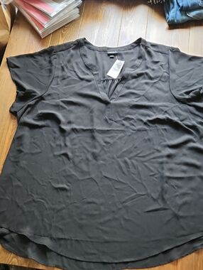 NWT Torrid Harper Black Split-Neck Short Flutter Sleeve Blouse Plus Size 4
